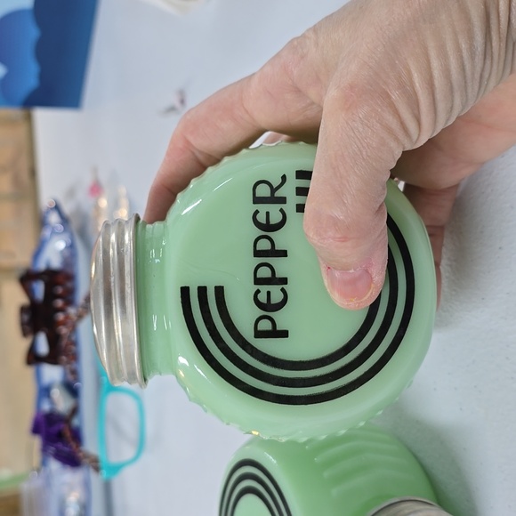 Retro salt and pepper shakers - Picture 5 of 6